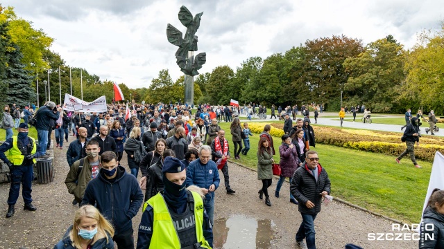 Fot. Robert Stachnik [Radio Szczecin] Maseczko-sceptycy protestowali w Szczecinie [WIDEO, ZDJĘCIA]