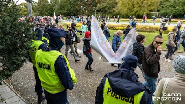 Fot. Robert Stachnik [Radio Szczecin] Maseczko-sceptycy protestowali w Szczecinie [WIDEO, ZDJĘCIA]