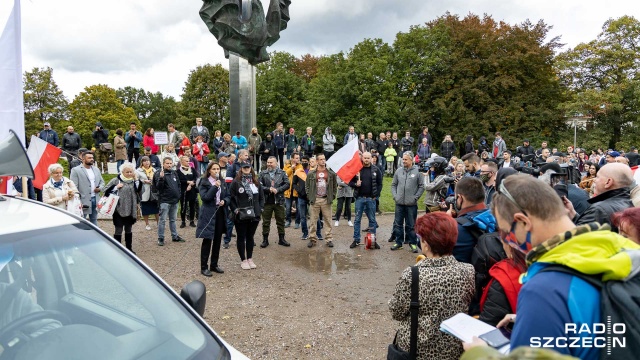 Fot. Robert Stachnik [Radio Szczecin] Maseczko-sceptycy protestowali w Szczecinie [WIDEO, ZDJĘCIA]