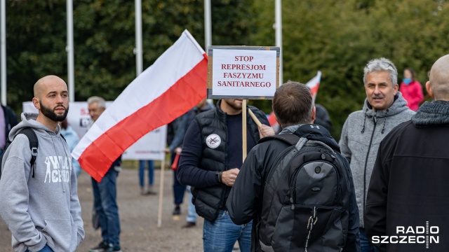 Fot. Robert Stachnik [Radio Szczecin] Maseczko-sceptycy protestowali w Szczecinie [WIDEO, ZDJĘCIA]