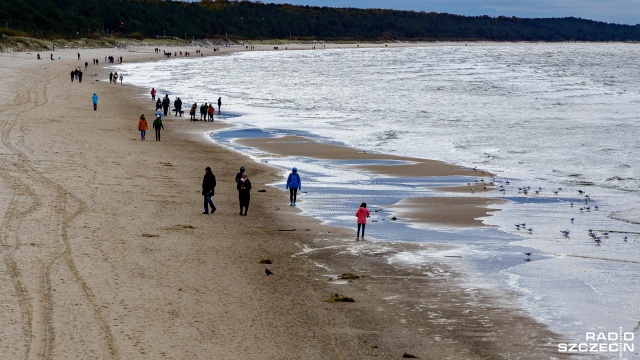 Fot. Robert Stachnik [Radio Szczecin] Na morzu sztormy, a na plaży bursztyny. Ruszył sezon dla zbieraczy [ZDJĘCIA]