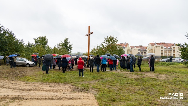 Fot. Robert Stachnik [Radio Szczecin] Pierwszy krzyż w miejscu nowej parafii [WIDEO, DUŻO ZDJĘĆ]