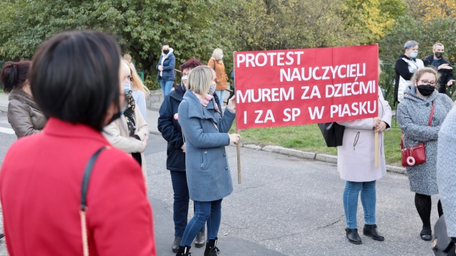 Fot. Robert Stachnik [Radio Szczecin] "To kpina". Rodzice i nauczyciele wygwizdali burmistrza. Radni zdecydowali o losach szkoły [DUŻO ZDJĘĆ]