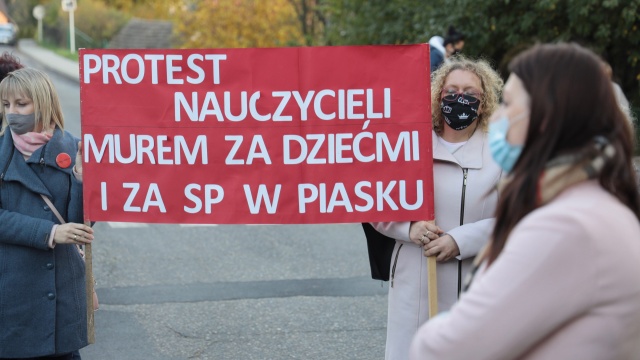 Fot. Robert Stachnik [Radio Szczecin] "To kpina". Rodzice i nauczyciele wygwizdali burmistrza. Radni zdecydowali o losach szkoły [DUŻO ZDJĘĆ]