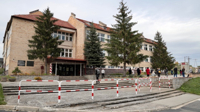 Fot. Robert Stachnik [Radio Szczecin] "To kpina". Rodzice i nauczyciele wygwizdali burmistrza. Radni zdecydowali o losach szkoły [DUŻO ZDJĘĆ]