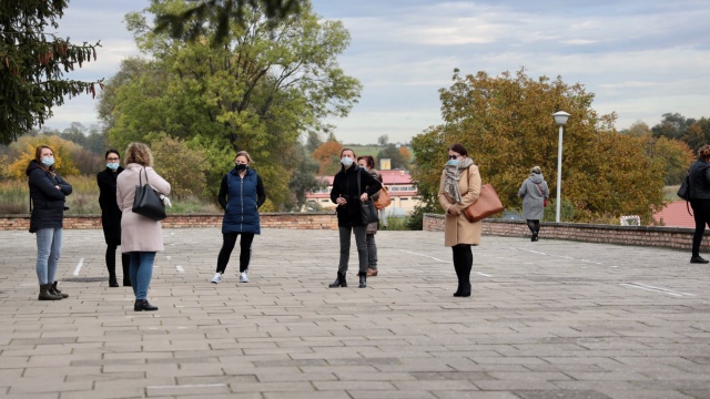 Fot. Robert Stachnik [Radio Szczecin] "To kpina". Rodzice i nauczyciele wygwizdali burmistrza. Radni zdecydowali o losach szkoły [DUŻO ZDJĘĆ]
