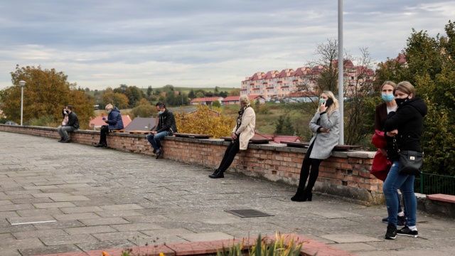 Fot. Robert Stachnik [Radio Szczecin] "To kpina". Rodzice i nauczyciele wygwizdali burmistrza. Radni zdecydowali o losach szkoły [DUŻO ZDJĘĆ]