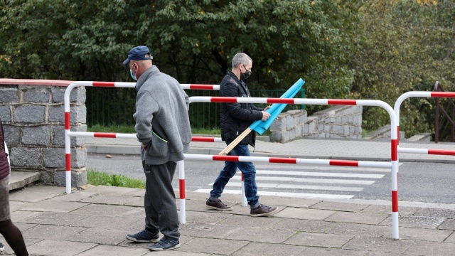 Fot. Robert Stachnik [Radio Szczecin] "To kpina". Rodzice i nauczyciele wygwizdali burmistrza. Radni zdecydowali o losach szkoły [DUŻO ZDJĘĆ]