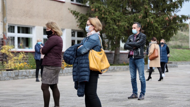 Fot. Robert Stachnik [Radio Szczecin] "To kpina". Rodzice i nauczyciele wygwizdali burmistrza. Radni zdecydowali o losach szkoły [DUŻO ZDJĘĆ]