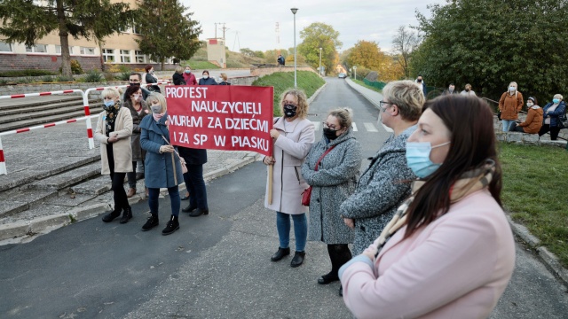 Fot. Robert Stachnik [Radio Szczecin] "To kpina". Rodzice i nauczyciele wygwizdali burmistrza. Radni zdecydowali o losach szkoły [DUŻO ZDJĘĆ]