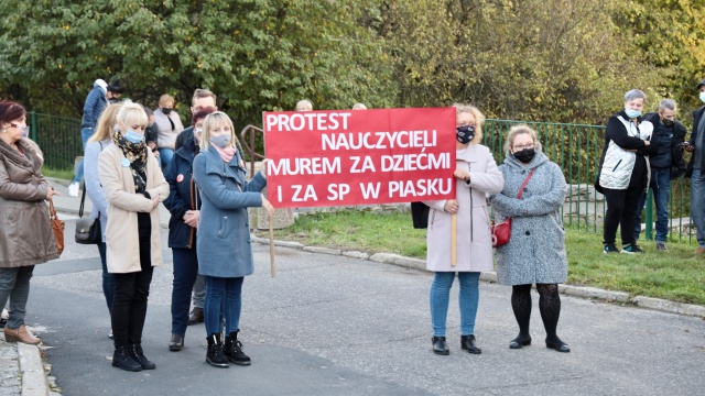 Fot. Robert Stachnik [Radio Szczecin] "To kpina". Rodzice i nauczyciele wygwizdali burmistrza. Radni zdecydowali o losach szkoły [DUŻO ZDJĘĆ]