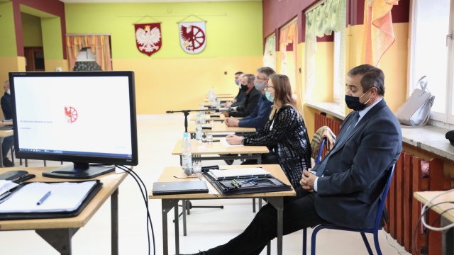 Fot. Robert Stachnik [Radio Szczecin] "To kpina". Rodzice i nauczyciele wygwizdali burmistrza. Radni zdecydowali o losach szkoły [DUŻO ZDJĘĆ]