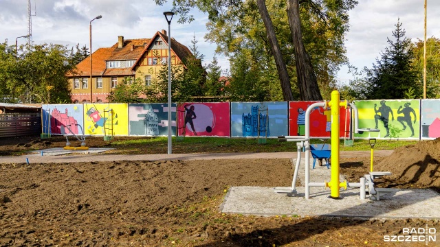 Murale można oglądać na murze obok nowego placu zabaw i siłowni przy ul. Jagiellońskiej w Chojnie. Fot. Robert Stachnik [Radio Szczecin] Murale w Chojnie, czyli Maja z tatą wzbogacają krajobraz [ZDJĘCIA]