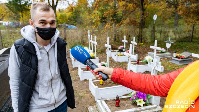Fot. Robert Stachnik [Radio Szczecin] Mieszkańcy Karkowa odnowili porzucone dziecięce groby [ZDJĘCIA]