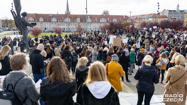 Fot. Robert Stachnik [Radio Szczecin] Organizatorzy protestu w Szczecinie: Nasz cel to przedterminowe wybory i aborcja na życzenie [WIDEO, DUŻO ZDJĘĆ]