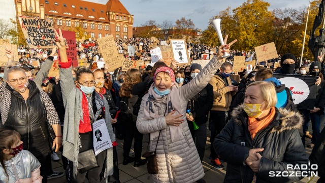 Fot. Robert Stachnik [Radio Szczecin] Organizatorzy protestu w Szczecinie: Nasz cel to przedterminowe wybory i aborcja na życzenie [WIDEO, DUŻO ZDJĘĆ]