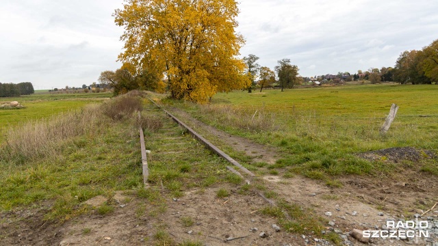 Umowę dzierżawy kolejki podpisało Towarzystwo Stargardzka Kolej Dojazdowa. Fot. Robert Stachnik [Radio Szczecin] Pasjonaci wąskotorówki. Najpierw drezyny, później może jakaś ciuchcia [DUŻO ZDJĘĆ]