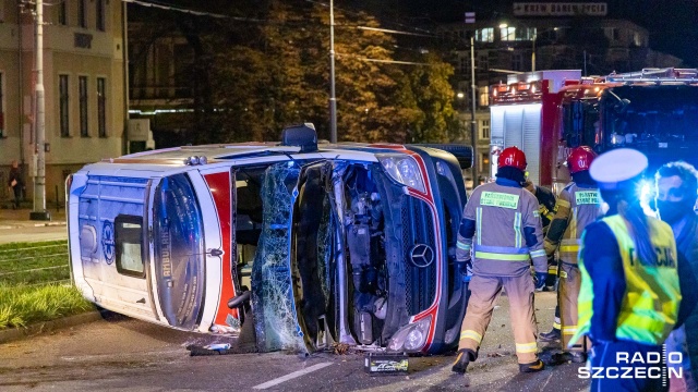 Fot. Robert Stachnik [Radio Szczecin] Na pl. Szarych Szeregów dachował ambulans [ZDJĘCIA]
