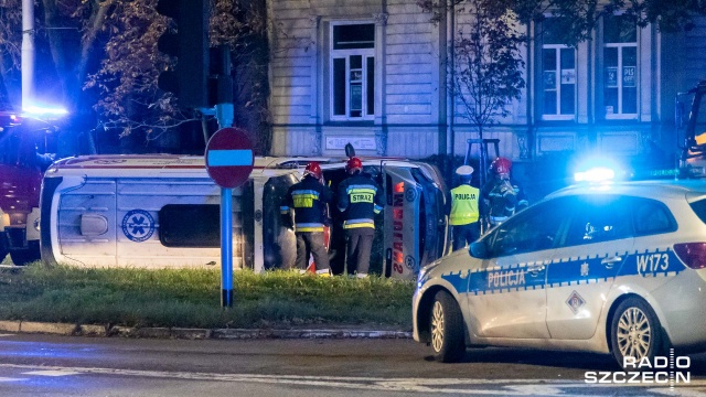 Fot. Robert Stachnik [Radio Szczecin] Na pl. Szarych Szeregów dachował ambulans [ZDJĘCIA]
