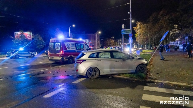 Fot. Robert Stachnik [Radio Szczecin] Na pl. Szarych Szeregów dachował ambulans [ZDJĘCIA]