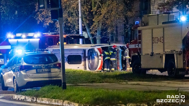 Fot. Robert Stachnik [Radio Szczecin] Na pl. Szarych Szeregów dachował ambulans [ZDJĘCIA]