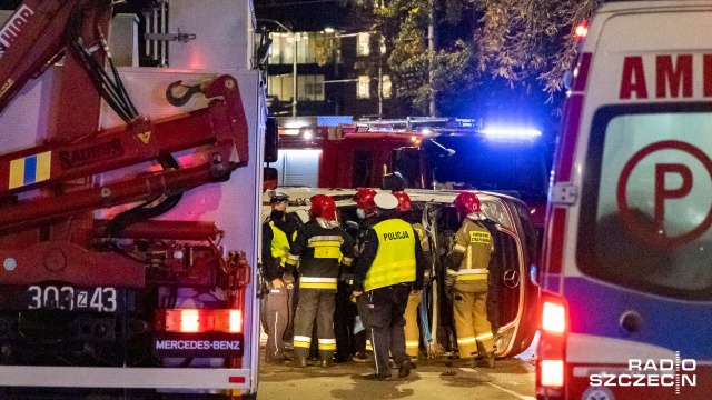 Fot. Robert Stachnik [Radio Szczecin] Na pl. Szarych Szeregów dachował ambulans [ZDJĘCIA]