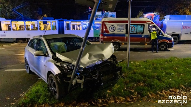 Fot. Robert Stachnik [Radio Szczecin] Na pl. Szarych Szeregów dachował ambulans [ZDJĘCIA]