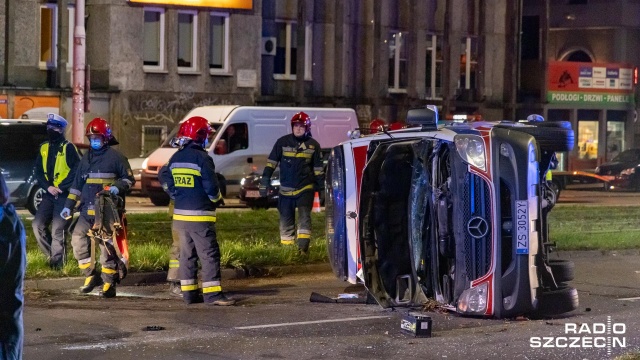 Fot. Robert Stachnik [Radio Szczecin] Na pl. Szarych Szeregów dachował ambulans [ZDJĘCIA]