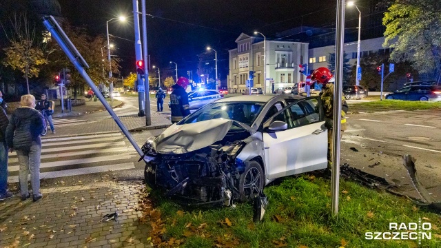 Fot. Robert Stachnik [Radio Szczecin] Na pl. Szarych Szeregów dachował ambulans [ZDJĘCIA]