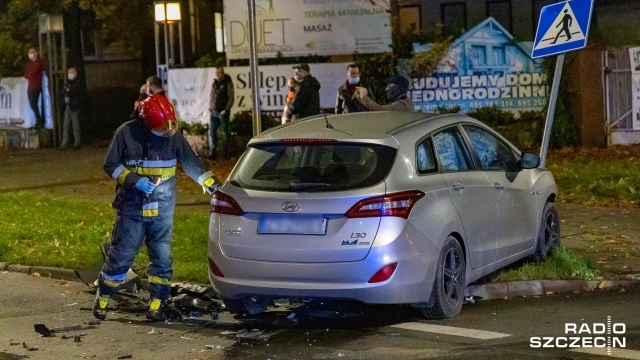 Fot. Robert Stachnik [Radio Szczecin] Na pl. Szarych Szeregów dachował ambulans [ZDJĘCIA]