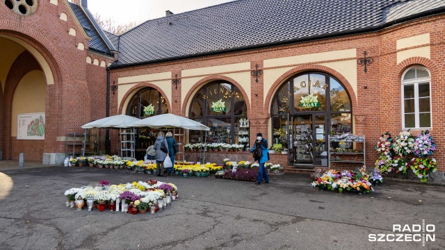 Fot. Robert Stachnik [Radio Szczecin] Po trzech dniach przerwy cmentarze znów otwarte [ZDJĘCIA]