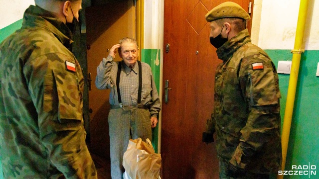 Fot. Robert Stachnik [Radio Szczecin] W czasie wojny pomagali, teraz sami dostają pomoc. Terytorialsi dla kombatantów [ZDJĘCIA]