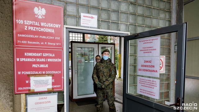 Fot. Robert Stachnik [Radio Szczecin] Kilkuset żołnierzy pomaga w szpitalach w regionie [WIDEO, ZDJĘCIA]