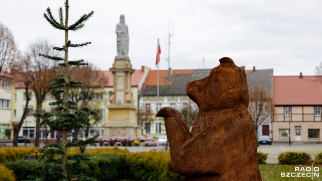 Fot. Robert Stachnik [Radio Szczecin] Turystów w Mieszkowicach witają dwa wielkie niedźwiedzie [ZDJĘCIA]