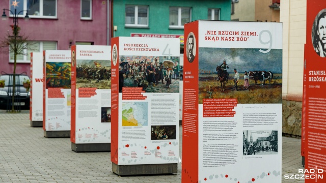 Wystawę można oglądać na Rynku przy Urzędzie Miejskim w Resku. Fot. Robert Stachnik [Radio Szczecin] "Polski gen wolności" w Resku [ZDJĘCIA]