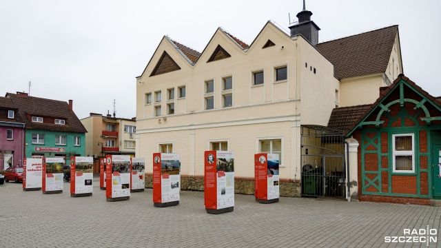 Wystawę można oglądać na Rynku przy Urzędzie Miejskim w Resku. Fot. Robert Stachnik [Radio Szczecin] "Polski gen wolności" w Resku [ZDJĘCIA]