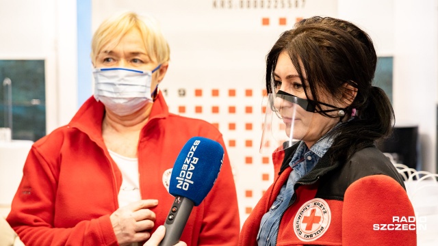 Fot. Robert Stachnik [Radio Szczecin] PCK pakuje paczki dla potrzebujących [WIDEO, ZDJĘCIA]