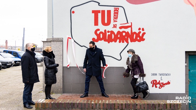 Fot. Robert Stachnik [Radio Szczecin] Tu rodziła się Solidarność. Mural na budynku Stoczni Szczecińskiej [WIDEO, ZDJĘCIA]