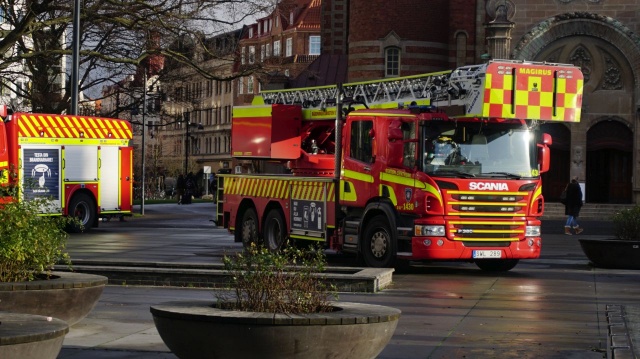 W wielu miejscach w Szwecji doszło w sylwestrową noc do ataków młodzieży na policję oraz interweniujących strażaków. W kierunku funkcjonariuszy strzelano rakietami i rzucano koktajle Mołotowa.