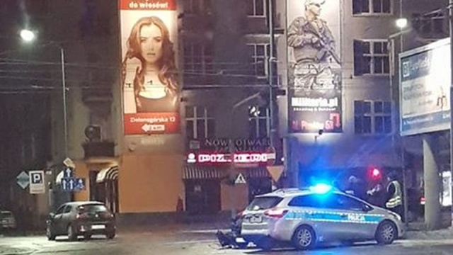 Na kilkanaście minut (ok. godz. 6) stanęły w związku z tym wszystkie przejeżdżające tamtędy tramwaje. Nikomu nic się nie stało.