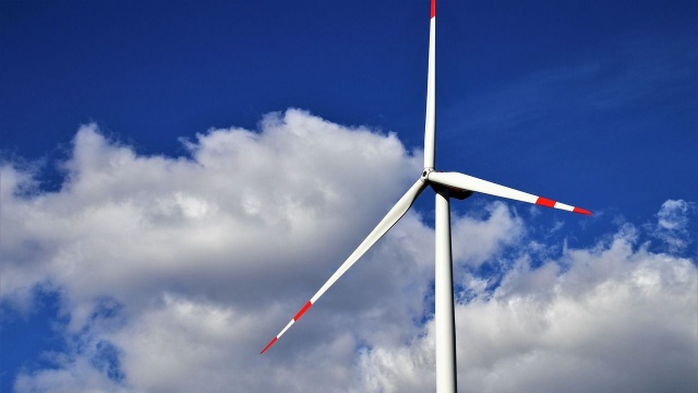 Wiceminister Aktywów Państwowych Zbigniew Gryglas powiedział, że rząd zbuduje na Bałtyku około tysiąca wiatraków, wytwarzających energię.