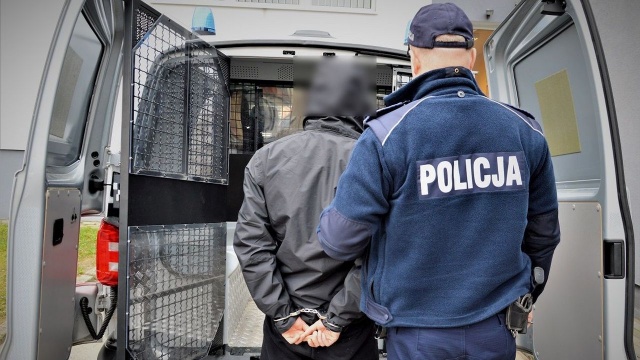 Zarzut czynnej napaści na funkcjonariuszy usłyszał 23-latek, który w Tczewie oślepił laserem patrol policji. Do zdarzenia doszło w środę. Mężczyzna natychmiast został zatrzymany.