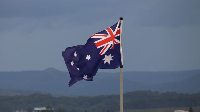 Australijskie wojsko pomaga w walce z pożarami. W wyniku największych w historii tego kraju pożarów buszu zginęło ponad 20 osób, a dziesiątki są zaginione.