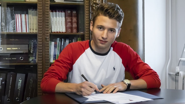 Pogoń Szczecin ma nowego piłkarza. Bartłomiej Mruk podpisał kontrakt ze szczecińskim klubem ważny od 1 lipca 2020 roku. Urodzony w Krakowie lewonożny środkowy obrońca związał się z Dumą Pomorza trzyletnią umową z możliwością przedłużenia o kolejny rok.