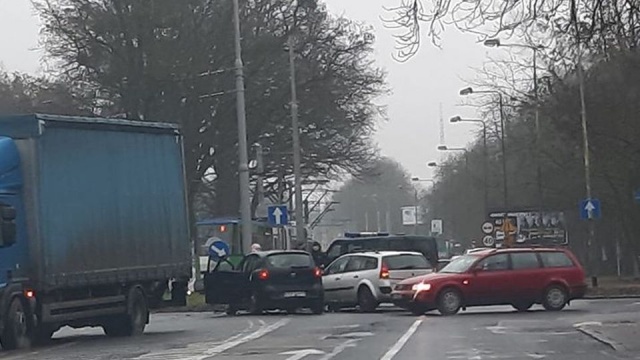 Dwa samochody zderzyły się na al. Wojska Polskiego przy skrzyżowaniu z ul. Jarzyńskiego.