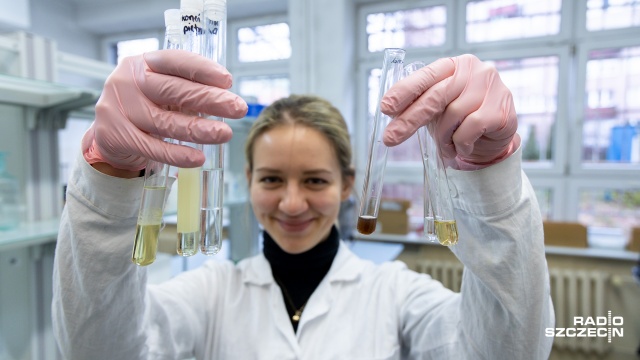 Przygotowanie preparatów mikroskopowych, analiza składu ciała, obserwacja własnego DNA - to tylko część atrakcji, które czekają na odwiedzających podczas Nocy Biologów.