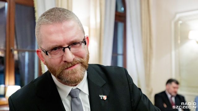 W prawyborach prezydenckich w Szczecinie zwyciężył Grzegorz Braun. Reżyser i publicysta zdobył 103 głosy, czyli głos więcej niż działacz Ruchu Narodowego Krzysztof Bosak.