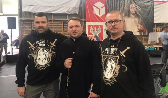 Ponad 2,5 tys. mężczyzn spotkało się w niedzielę w Legionowie na ogólnopolskim zjeździe Wspólnoty Wojowników Maryi. To wspólnota, której celem jest doskonalenie duchowe i zawierzenie Matce Bożej. W spotkaniu uczestniczyła ponad 30-osobowa reprezentacja mężczyzn wraz z córkami ze Szczecina i regionu.