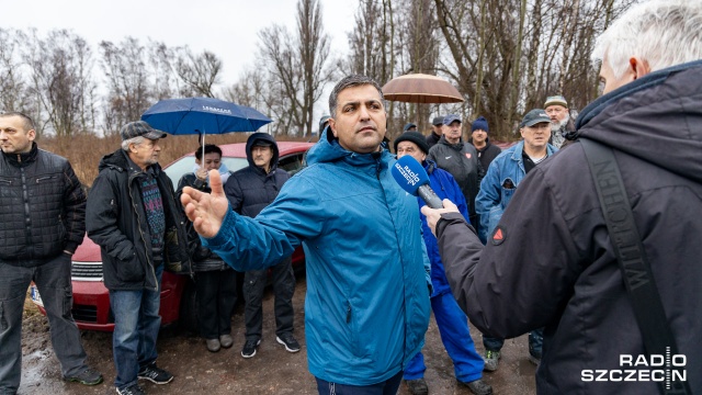 Kilkudziesięciu żeglarzy i wędkarzy protestowało w poniedziałek na Skolwinie, domagając się rozbudowy części ulicy Stołczyńskiej. Chodzi o fragment od przejazdu kolejowego do przystani żeglarskiej.