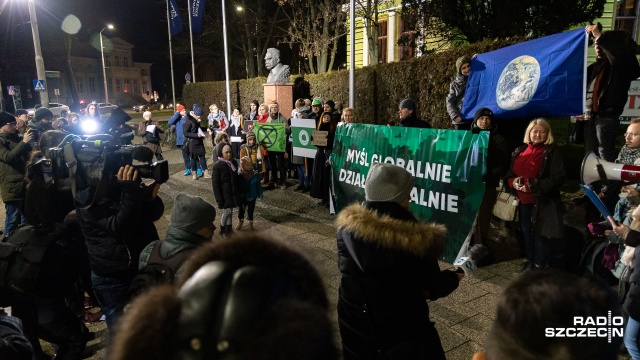 Drzew wycinanie to miasta rujnowanie czy Chronić stare, sadzić nowe - m.in. takie hasła można było usłyszeć podczas manifestacji przeciwko planowanej wycince drzew w centrum Szczecina. Kilkadziesiąt osób pikietowało na pl. Szarych Szeregów.
